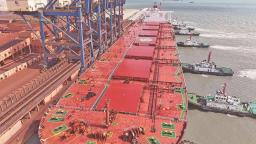 40万级吨船舶“明商”轮靠泊湄洲湾港东吴港区