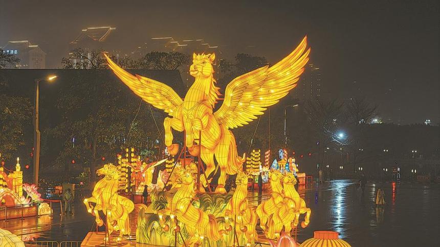 福建：马跃龙腾游元宵