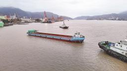 闽江首艘千吨级多用途电动集散船下水