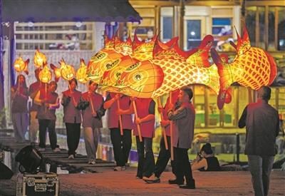 寧德屏南:魚燈遊古村 歌聲醉秋夜