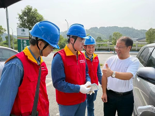国网铜鼓县供电公司:暖心充电服务 护航双节绿色出行