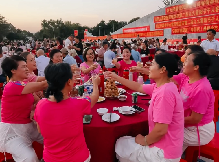 江西瑞金:重阳敬老 千人同席