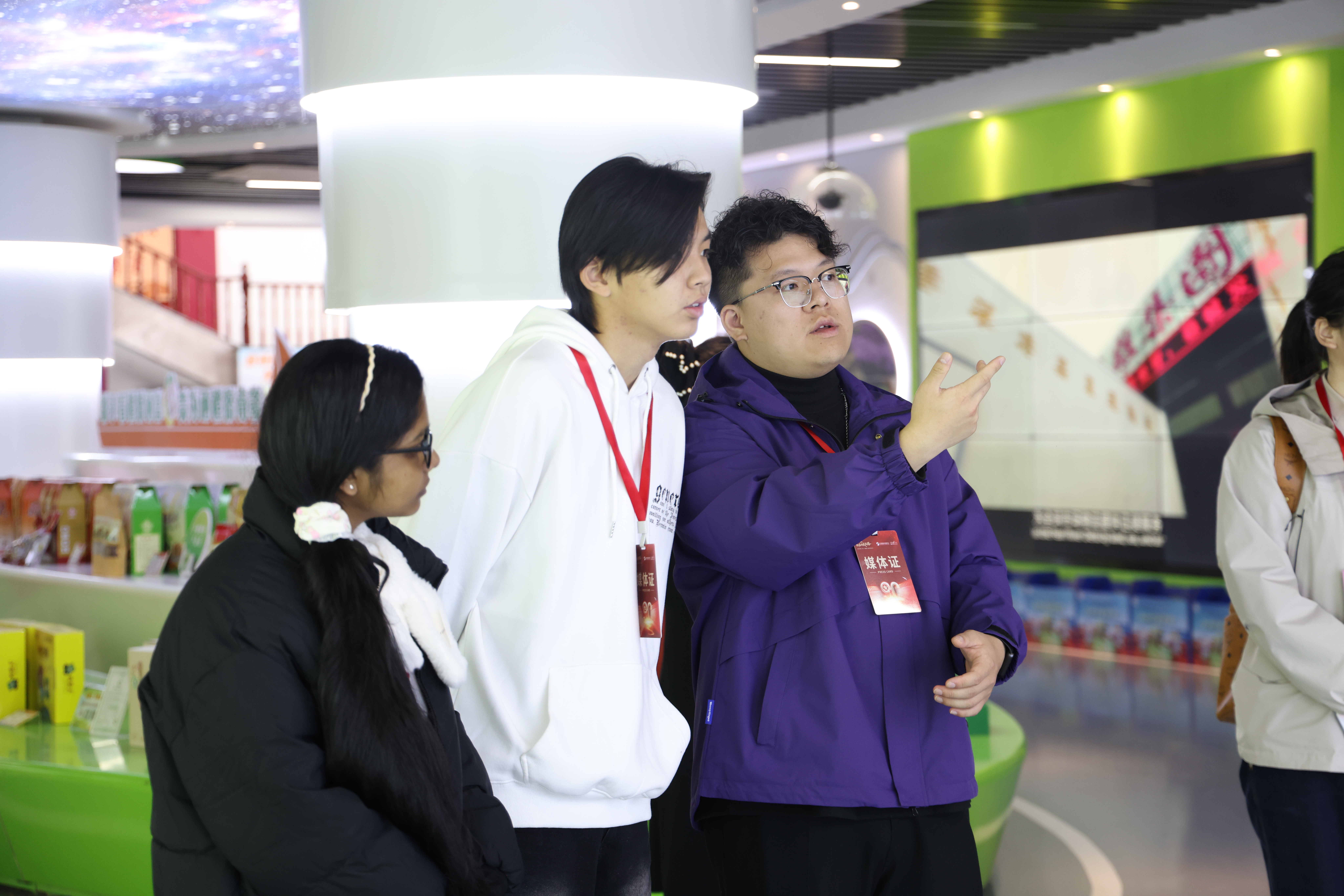 富硒大棚里的“新长征”——中外青年见证潭头村振兴路