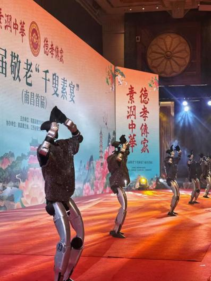 第五届“素润中华 德孝传家”敬老千叟素宴在南昌举行