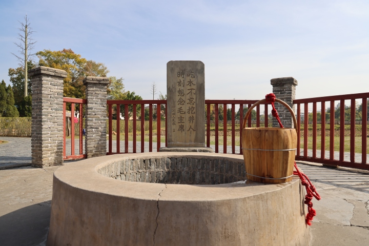 甘泉映初心 中外青年在沙洲坝红井边感悟为民情怀