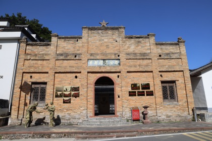 刘启耀纪念馆里中外青年用光影对话“廉洁丰碑”