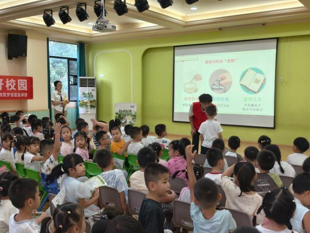 南昌工学院筑梦强国宣讲团走进幼儿园开展勤俭节约主题活动