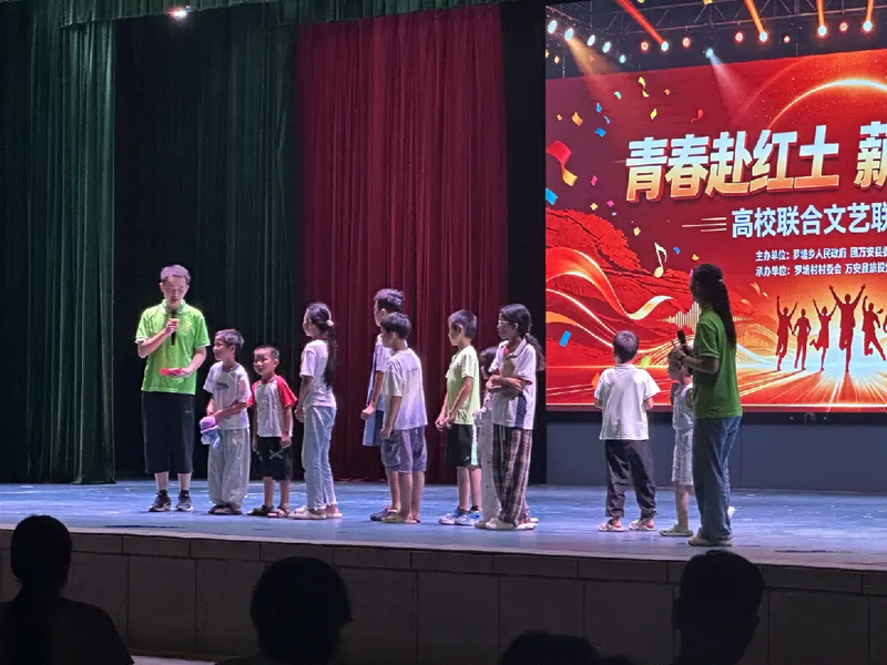 江西科技师范大学师生把思政课堂搬进红土乡野