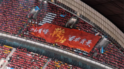 “辽超”八强赛鸣哨开战 鞍山赛场夯爆了