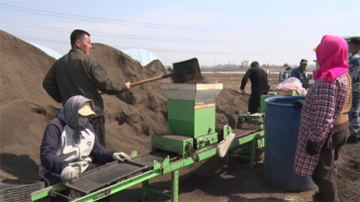 辽宁新民：不负春光好 水稻育苗忙