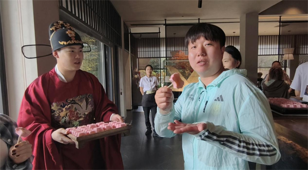 “东北超”遇上中国味 外籍博主打卡中国美食惊叹中式刀工魅力