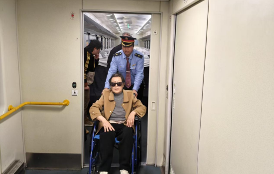 沈阳客运段K187次列车用爱架起“暖心桥” 真诚服务暖归途