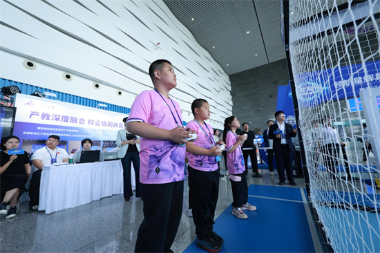 方寸空域比拼科技实力 辽宁省中小学生无人机足球赛举办