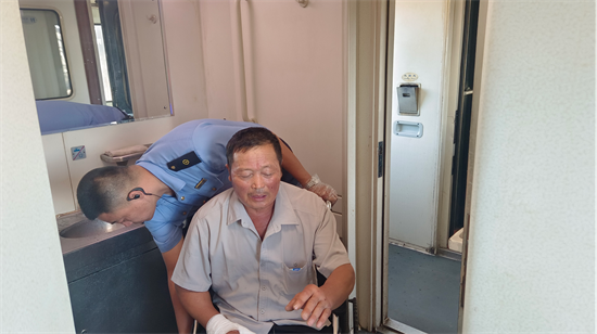 瀋陽客運段:國慶旅途暖相伴 護航旅客出行路