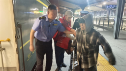 沈阳：K189次列车贴心帮扶患病旅客平安出行