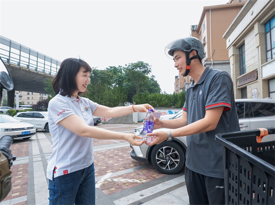 “瓶水相逢 驛見傾心”送清涼活動在大連舉行