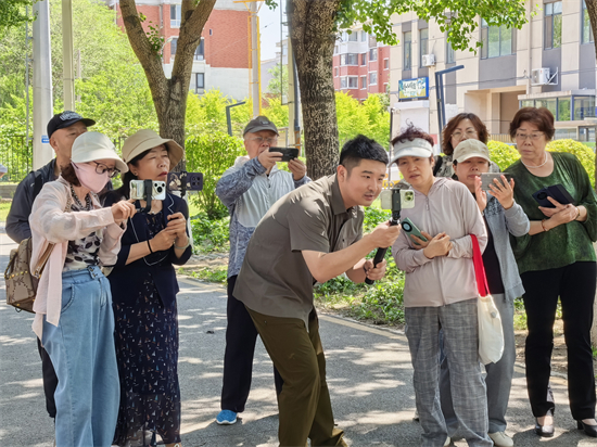 沈阳:和谐社区新时代文明实践站开展老年人数字影像技能实践活动