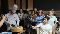 “东北超”遇上中国味 外籍博主打卡中国美食惊叹中式刀工魅力