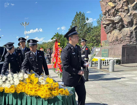 遼寧:烈士紀念日,向公安英烈敬獻花籃