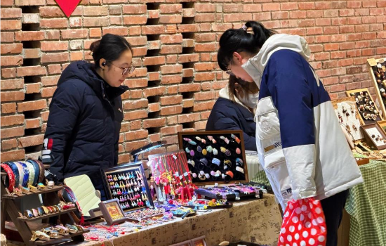 沈阳铁西红梅文创园“厂办大集 开门好市”正式开市