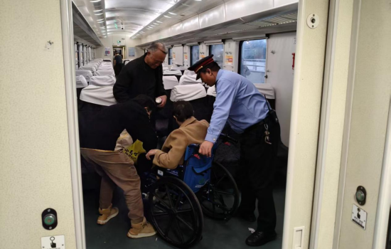 沈阳客运段K187次列车用爱架起“暖心桥” 真诚服务暖归途