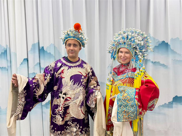 一张脸谱一杯咖啡 海外记者将向世界讲述沈阳故事