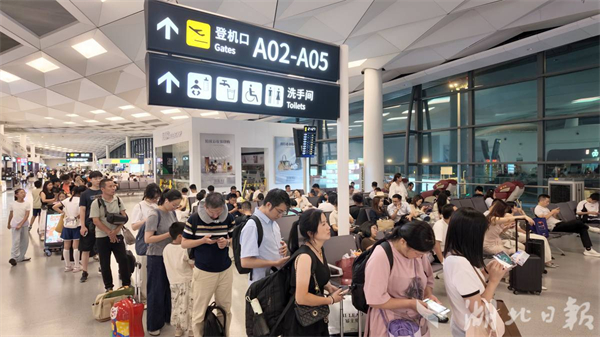 宜昌三峡国际机场暑运客流持续高位