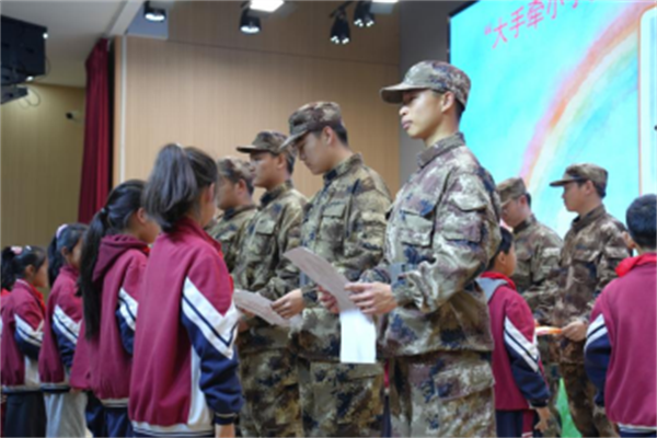 清明祭先烈 红色润青春 武汉光谷职院开展学雷锋与清明祭扫活动