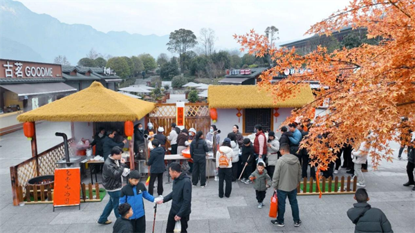 湖北恩施:民俗焕新添年味 科技赋能乐游人