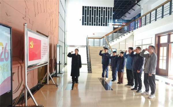中南电力青年突击队与鄂东运维分部联合开展红色祭扫活动