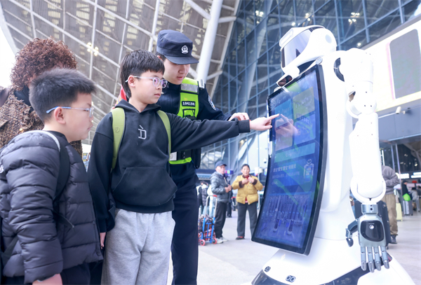 武汉铁路警方全力维护春节假期返程高峰安全