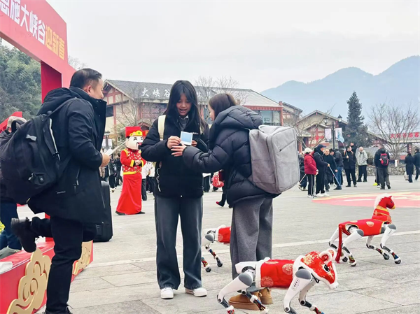 湖北恩施:民俗焕新添年味 科技赋能乐游人