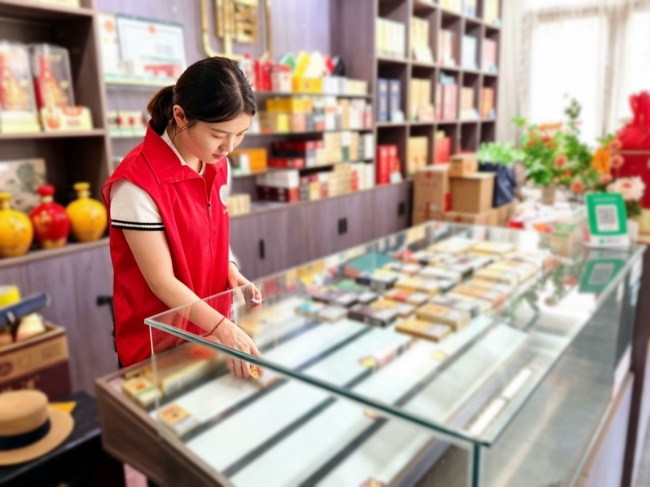 湖北大悟:“红装”穿巷访小店 三尺柜台绣“新景”