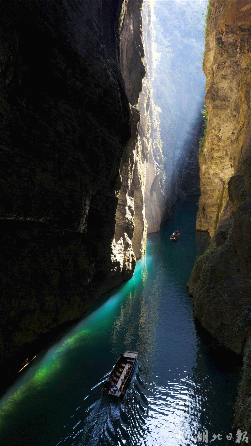湖北鹤峰:“舟浮空中”初冬旅游热