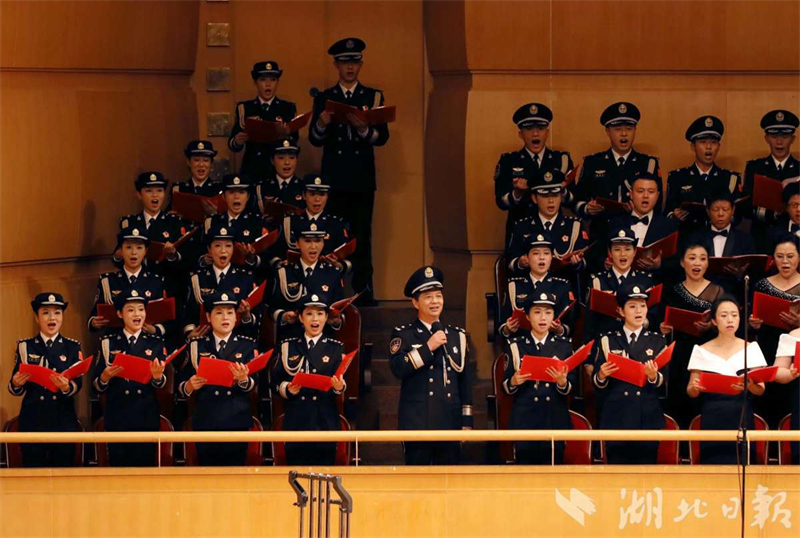 红色经典震撼人心 “长征组歌”交响合唱音乐会在武汉精彩上演