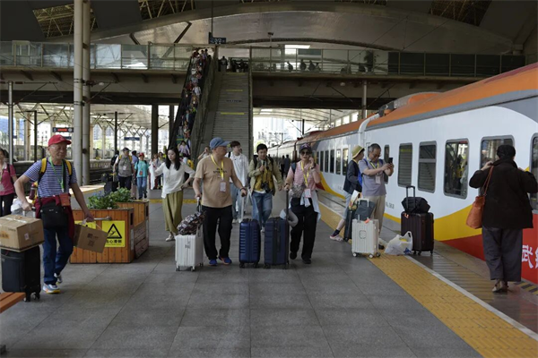 武汉开出“史上最贵”旅游列车 绿皮车变身豪华包间