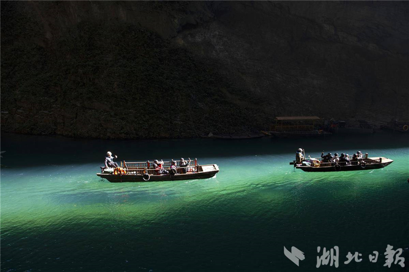 湖北鹤峰:“舟浮空中”初冬旅游热