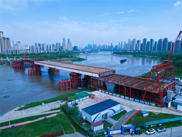 武汉市江汉十桥钢箱梁顶推过半
