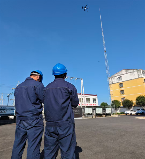 國網隨縣供電公司利用無人機噴火除蜂巢