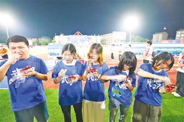 15分钟龙虾秀 让一座城市出圈
