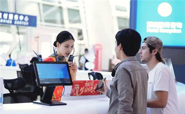 老外体验“支付自由” 从落地武汉天河机场开始