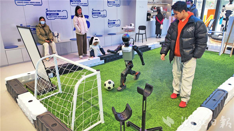 机器人7S店成为光谷热门打卡地