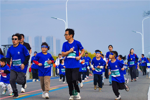 “小短腿”也能轻松跑完10公里 这所学校在奔跑中诠释育人理念