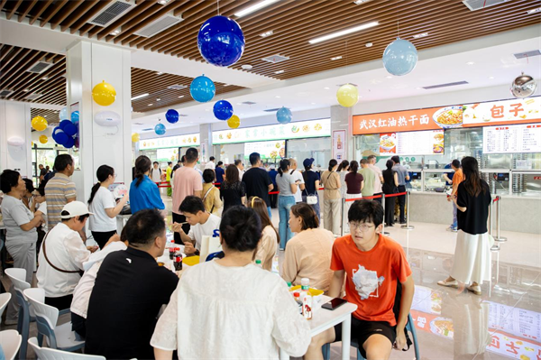 开学第一餐学校请客!武汉商学院免费午餐“暖胃”更“暖心”