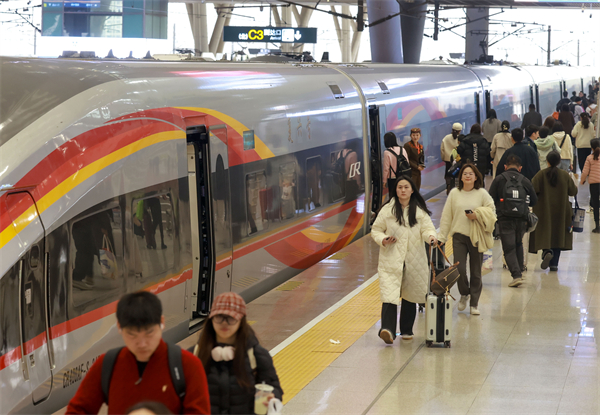 武汉铁路警方全力维护春节假期返程高峰安全