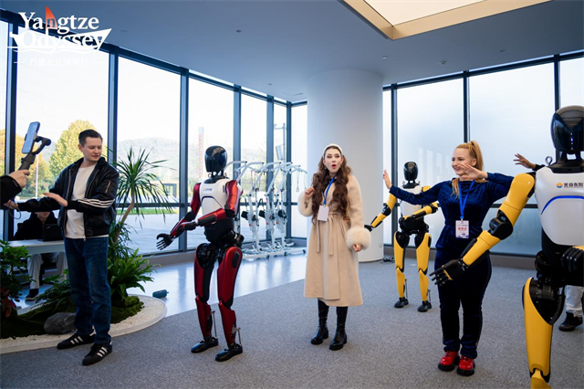 “万里长江侠客行”走进武汉光谷 外国博主探访中国“智造”新成果 null