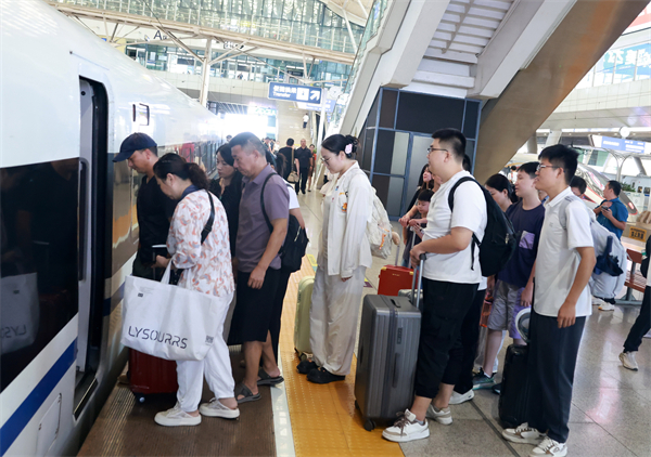 全国铁路暑运收官 武汉铁路护航旅客平安出行