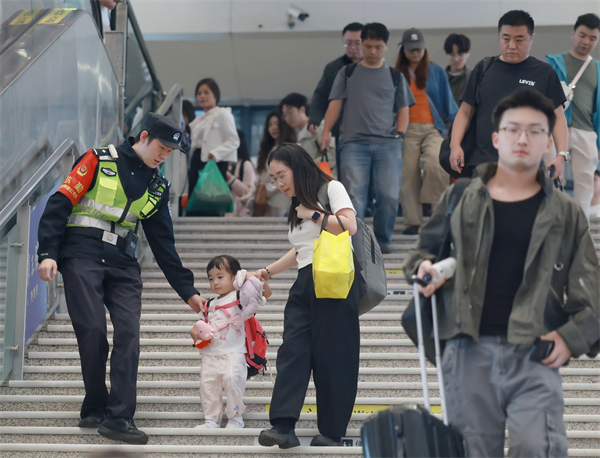 武漢鐵路全力保障國慶返程旅客出行