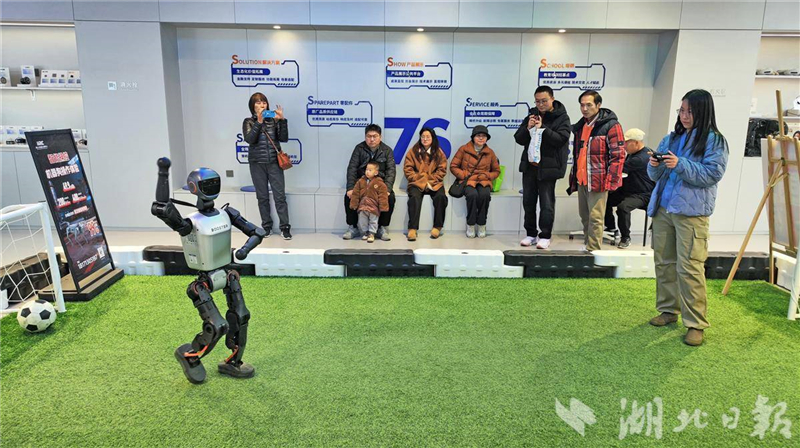 机器人7S店成为光谷热门打卡地