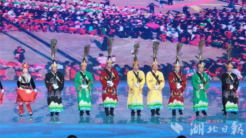 目瑙纵歌燃动贡水河畔 民族大联欢点亮浪漫宣恩